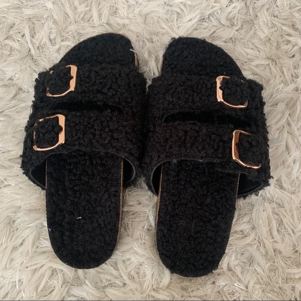 Black fluffy sandals